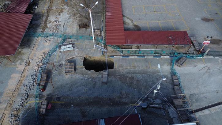 Doldurulan eski dere yatağında göçük meydana geldi