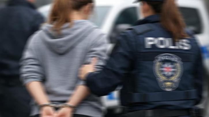 Savcı olduğunu söyleyerek otobüste yolcuyu tehdit eden şüpheli tutuklandı