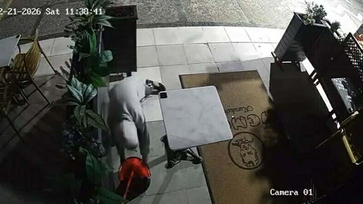 Yanındaki çocuğa dükkanın önündeki paspas ve kovayı çaldırdı; o anlar kamerada