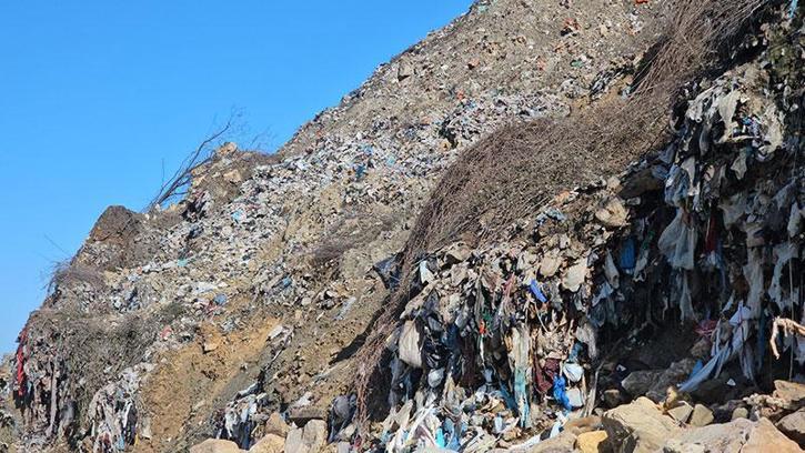 Zonguldak’ta denize sıfır eski çöp alanındaki atıklar sahillere saçılıyor