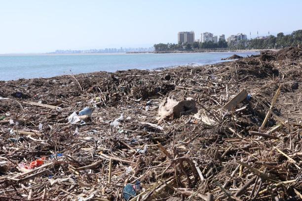Millet bahçesi sahili balçıktan temizleniyor