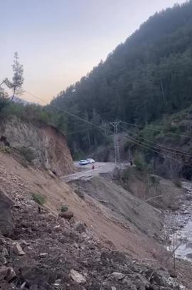 Feke'de heyelan nedeniyle mahalle yolu ulaşıma kapandı