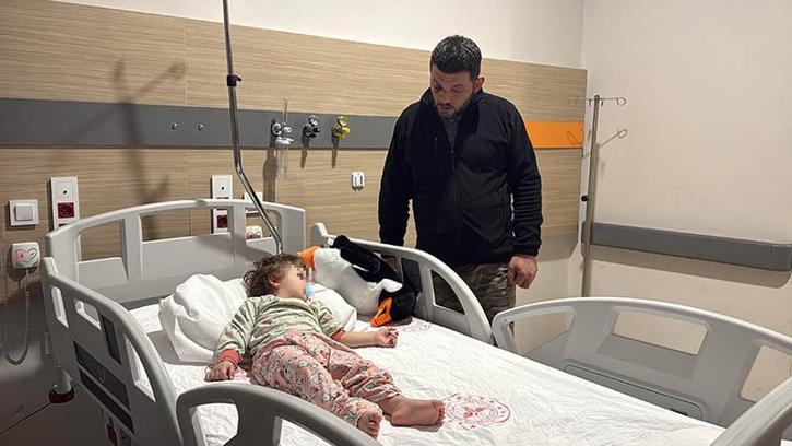 Gürültü tartışmasında komşusu tarafından, kucağındaki 14 aylık bebeğiyle darbedildi