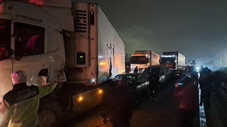 Sakarya’da Anadolu Otoyolunda 17 aracın karıştığı kazada 7 yaralı; Ankara yönü ulaşıma kapandı