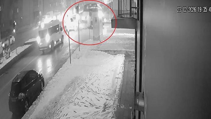 Minibüs ile hafif ticari aracın çarpıştığı kaza kamerada; 2 yaralı