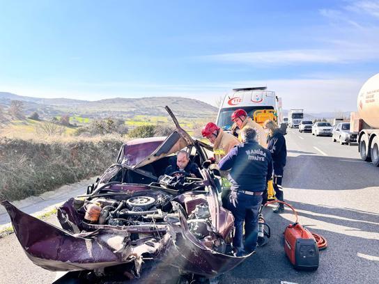 TIR'a arkadan çarpan otomobil 150 metre sürüklendi: 1 yaralı