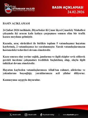 Diyarbakır’da otomobil ile hafif ticari araç kafa kafaya çarpıştı: 5 ölü, 2 yaralı (2)
