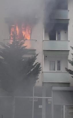 İstanbul - Maltepe'de 4 katlı binada yangın; mahsur kalan 4 kişi kurtarıldı