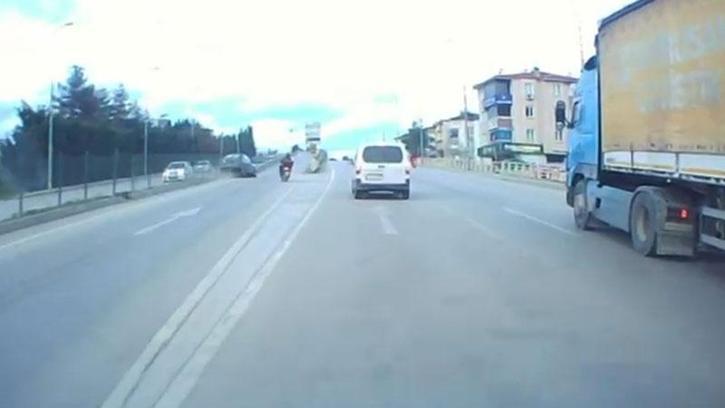 Otomobilin bariyere çarptığı kaza anı kamerada