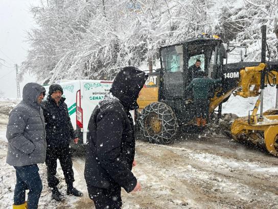 Salıpazarı’nda karla mücadele devam ediyor