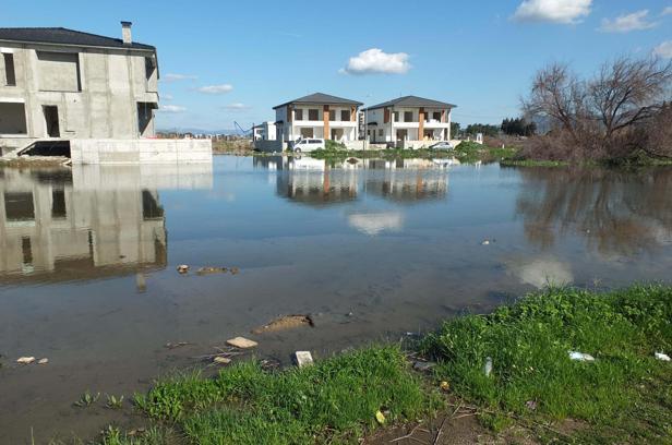 Balıkesir'de sağanak; rögarlar taştı, su birikintileri oluştu