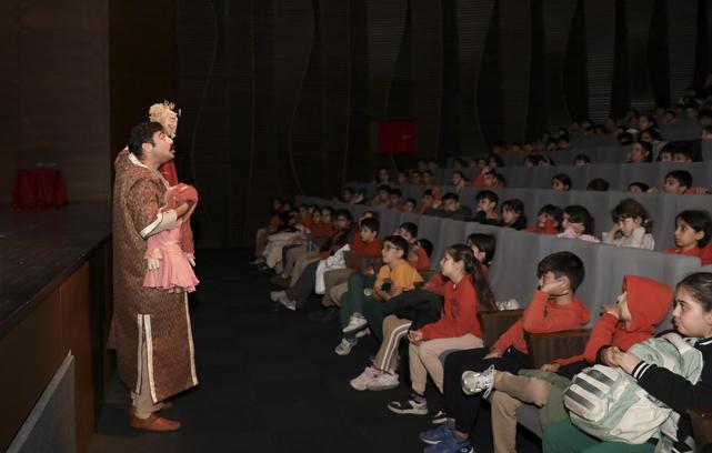 Şehir tiyatrosu ‘Bilge Hekim Lokman’ oyunu ile binlerce genç seyirciye ulaştı