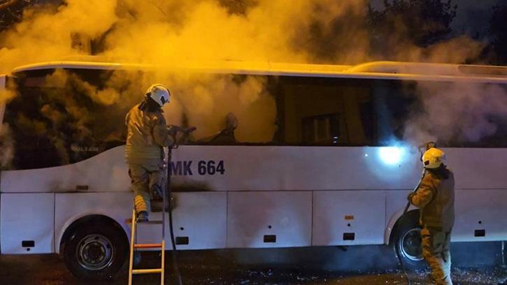Kadıköy'de park halindeki midibüste çıkan yangın söndürüldü