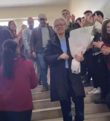 Emekli olan Meral öğretmene alkışlarla veda ettiler