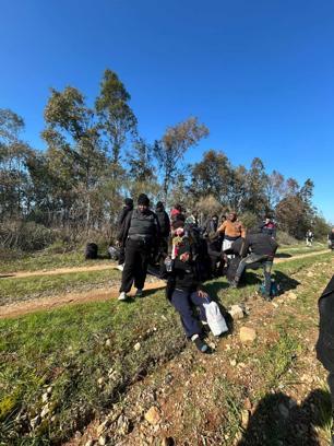Kaçak göçmenleri 'dağın arkası İstanbul' diyerek, araziye bırakmışlar