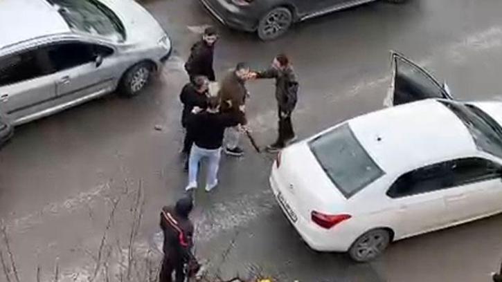 Ataşehir'de 3 kişi bir kişiye sopayla saldırdı; ayıranlar da darbedildi