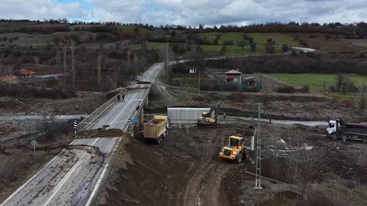 Çomu çayı köprüsü ulaşıma kapatıldı, ekiplerin geçici köprü için yoğun mesaisi dronla görüntülendi