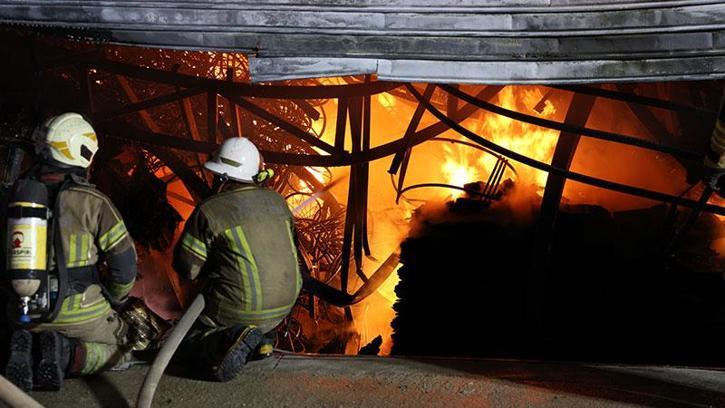 İzmir'de mobilya atölyesinde çıkan yangın, depoya ve iş yerlerine sıçradı; kontrol altına alındı