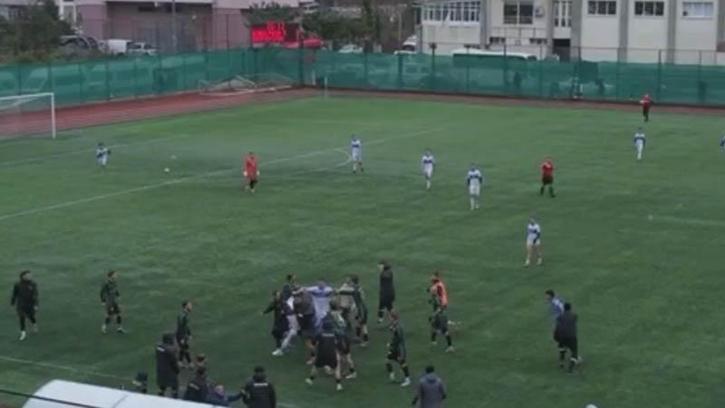 Artvin’de amatör maçta tekmeli yumruklu kavga kamerada