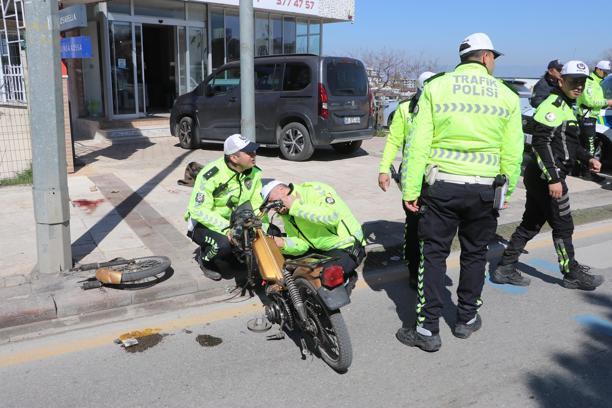 Kamyonete çarpan motosikletin sürücüsü öldü
