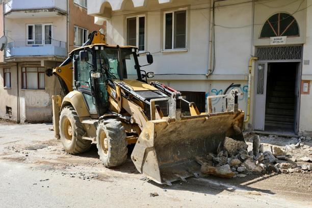 Gemlik Belediyesi Alemdar Caddesi’nde kaldırım düzenleme çalışması başlattı
