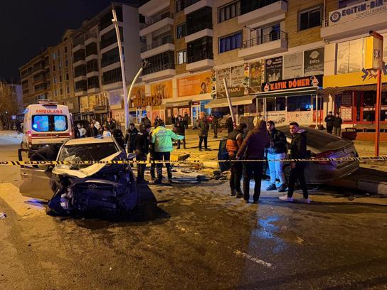 Tunceli’de iki otomobil kafa kafaya çarpıştı: 4 yaralı