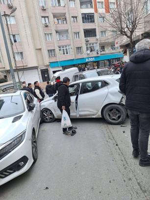 İstanbul- Sultangazi'de yol verme tartışması; hafif ticari aracın çarptığı otomobildeki 5 kişi kaçtı