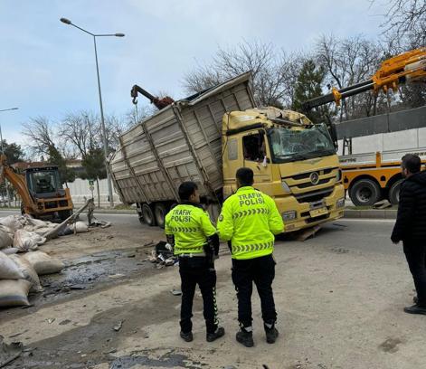 Diyarbakır’da kontrolden çıkarak devrilen TIR, 9 araca çarptı