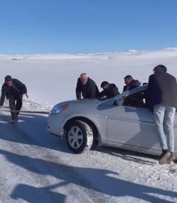 Kars'ta kara saplanan otomobil, köylüler tarafından kurtarıldı