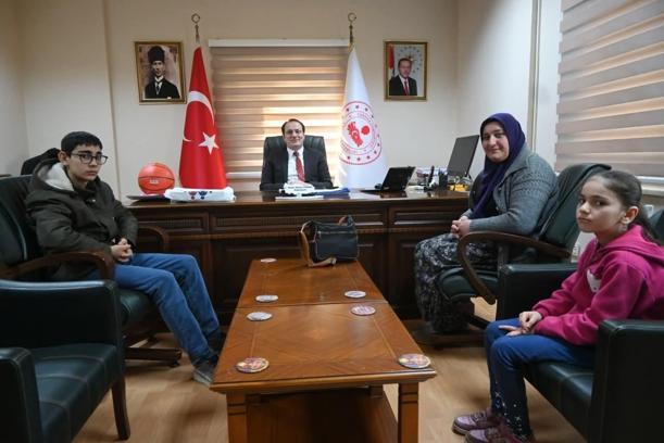 Kaymakam kendisine mesaj gönderen öğrenciyi makamında ağırladı