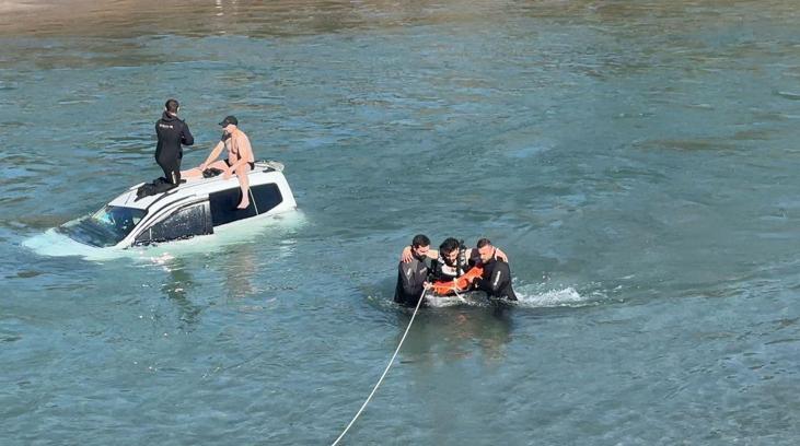 Hafif ticari araç, köprüden baraj gölüne düştü; sürücü kurtarıldı
