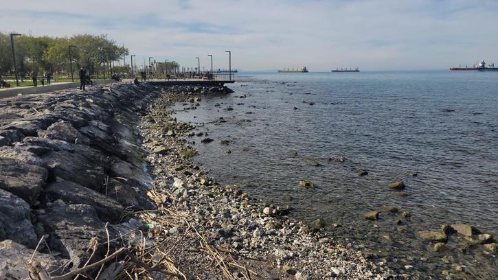 İskenderun'da deniz suyu çekildi