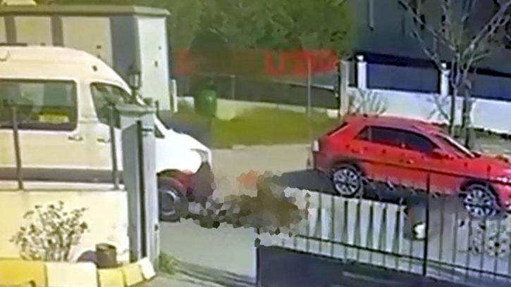 Minibüs ile motosikletin çarpıştığı kaza kamerada: 2 yaralı