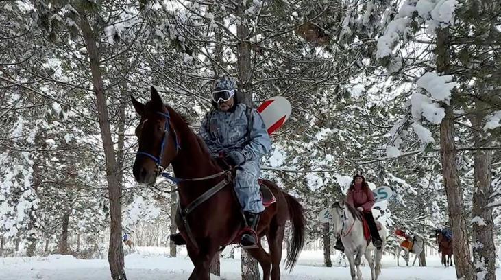 Karlı arazide önce safari, ardından atlarla snowboard keyfi
