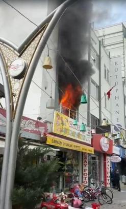 Oyuncak dükkanının deposu yandı