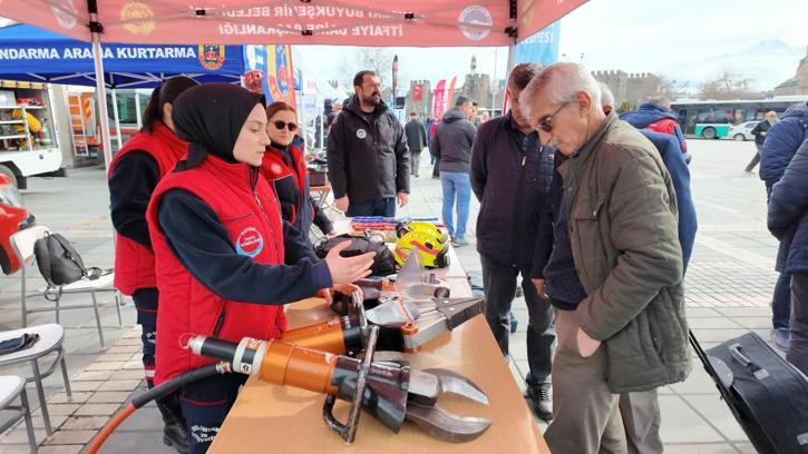 Büyükşehir Belediyesi'nden Deprem Haftası’nda bilinçlendirme stantı