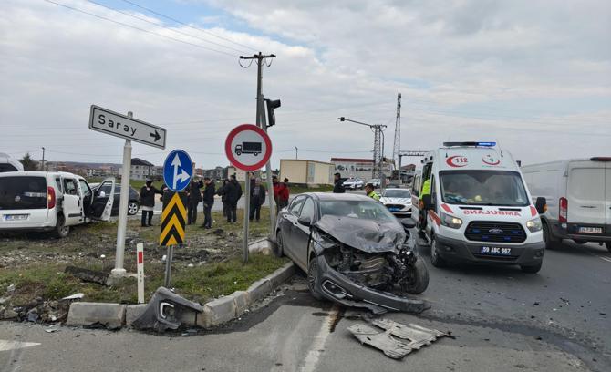 Tekirdağ Saray'da hafif ticari araç ile otomobil çarpıştı; 2 yaralı