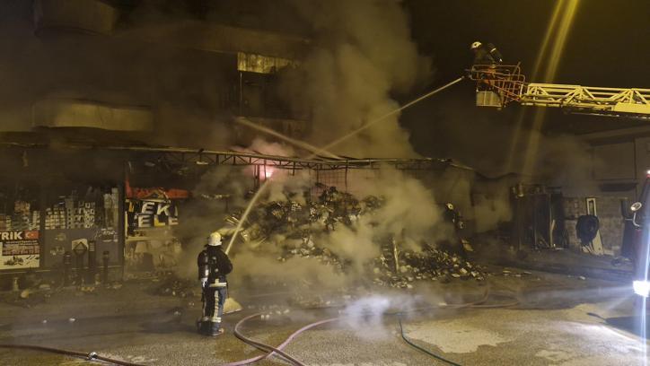 İş yerinde başlayan yangında alevler binayı sardı