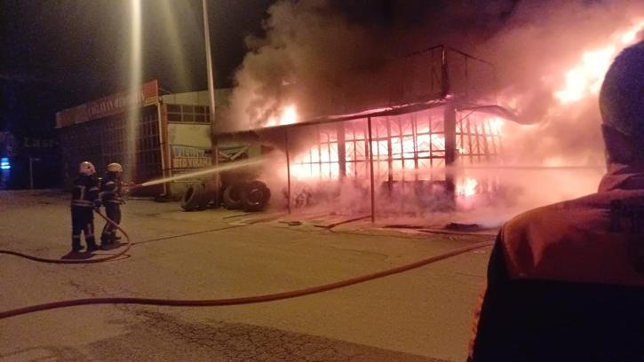 Çorum'da lastik dükkanı alev alev yandı