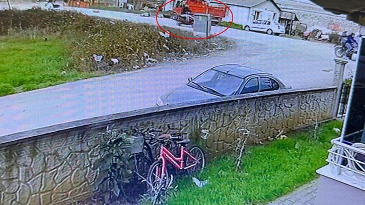 Kamyonetle çarpışan motosikletteki 2 kişi yaralandı; kaza anı kamerada