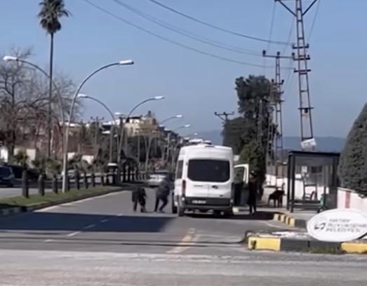 Durak görevlisi, minibüs şoförünü darbetti