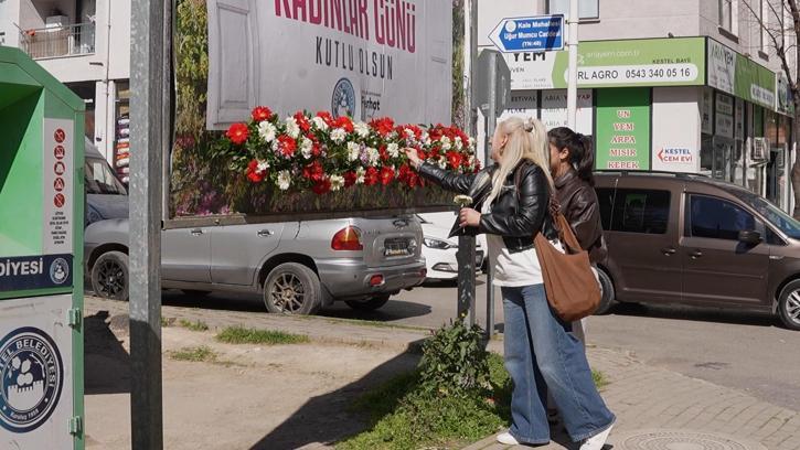 Kestel’de 8 Mart’a özel kadınlara çiçek sürprizi