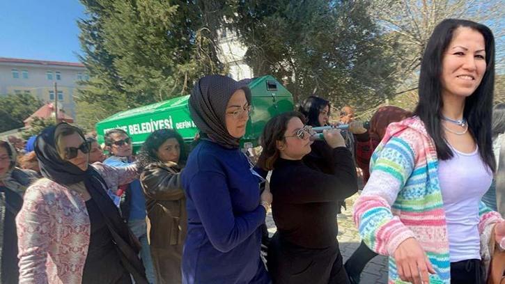 Eşi tarafından öldürülen Sermin’in tabutunu kadınlar taşıdı