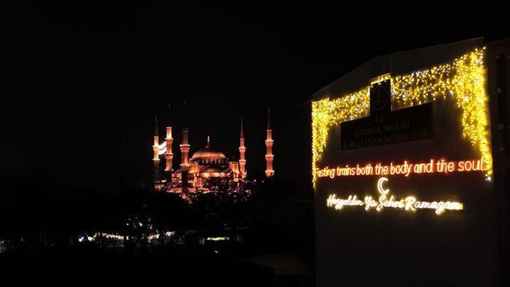 İstanbul'da bazı okulların dış cepheleri ramazana özel ışıklandırma ve süslemeyle donatıldı