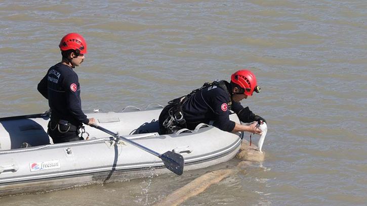 Ayağına misina dolanan martıyı itfaiye eri kurtardı