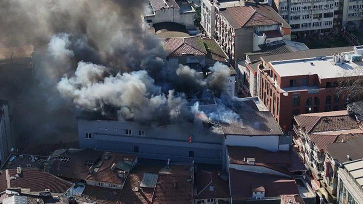 İş merkezinin deposunda çıkan yangında 2 kişi dumandan etkilendi