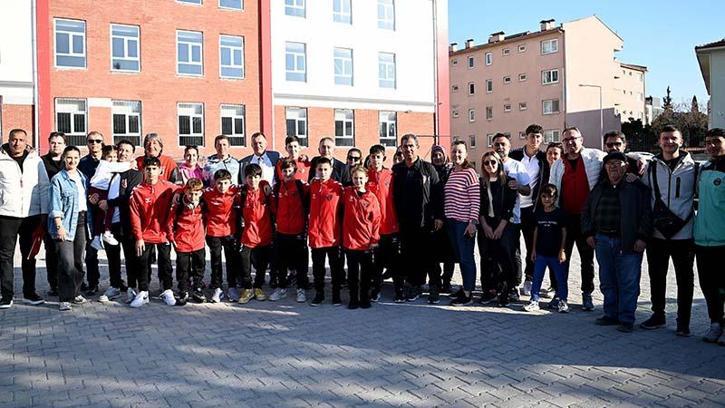 Katar’da mahsur kalan Türk sporcular, 26 saatlik yolculuğun ardından Kuşadası'na geldi