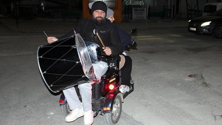Eşinin kullandığı motosiklette davul çalarak mahalleliyi sahura kaldırıyor