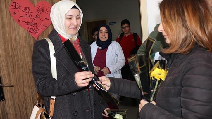 Fatma Nur öğretmenin anısına 650 meslektaşına çiçek dağıttılar
