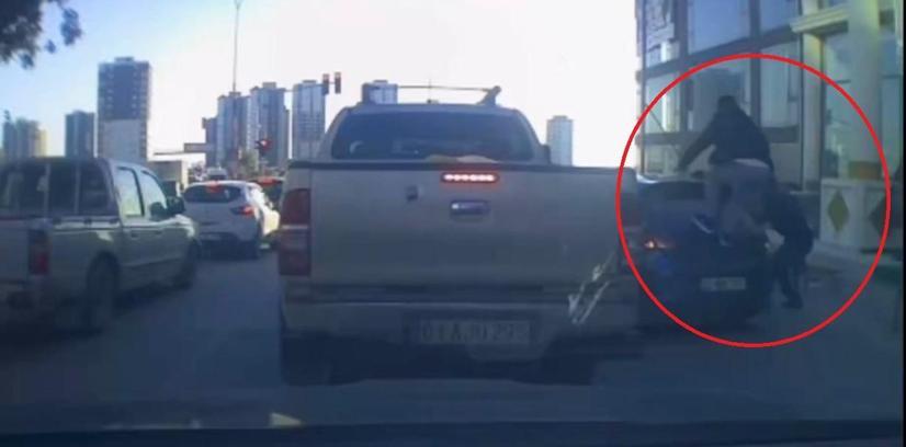 Tartıştıkları kişinin otomobiline sopa ve sandalyelerle zarar verdiler